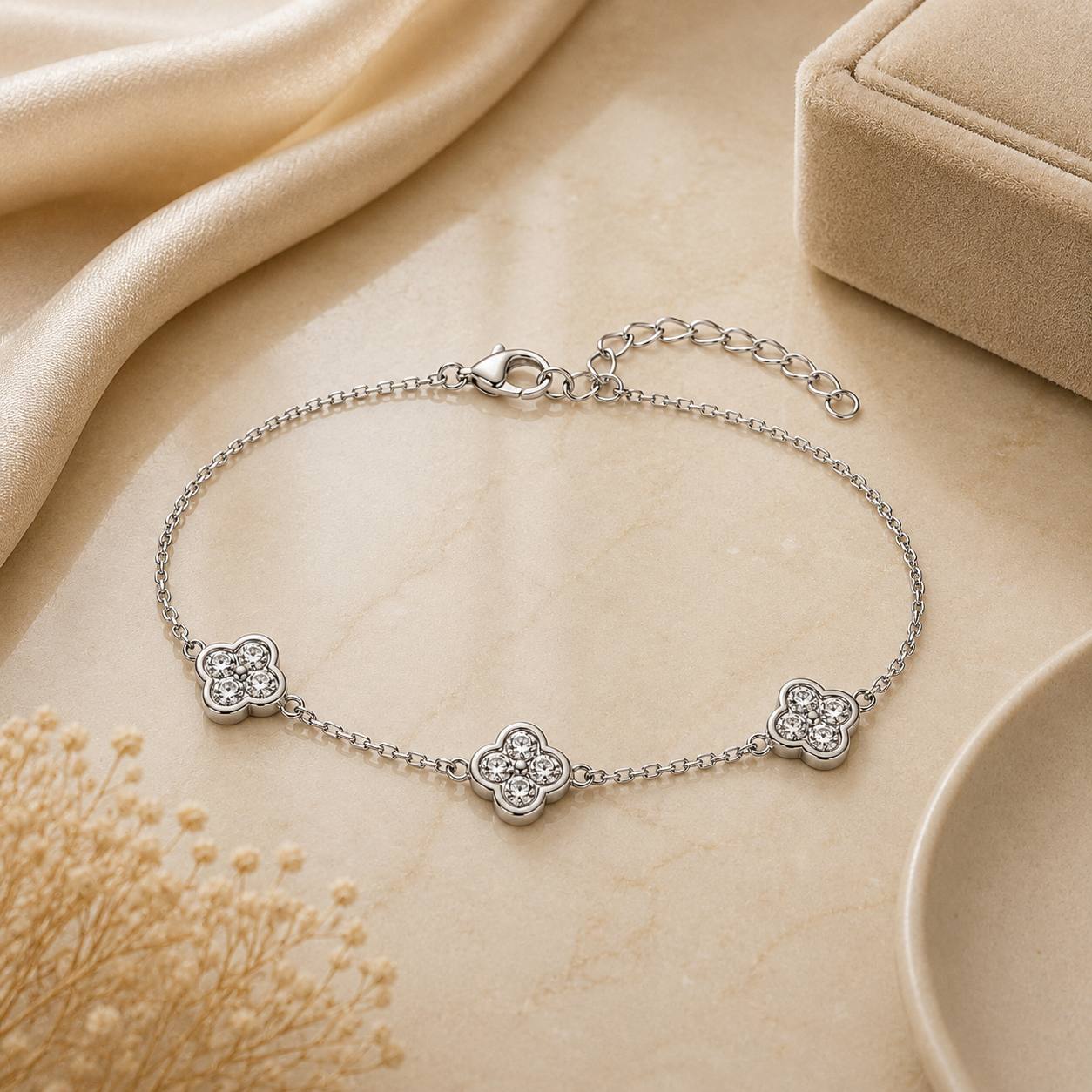 Lumière Clover Charm Bracelet